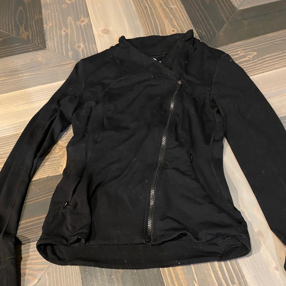 Workout jacket with asymmetrical zipper